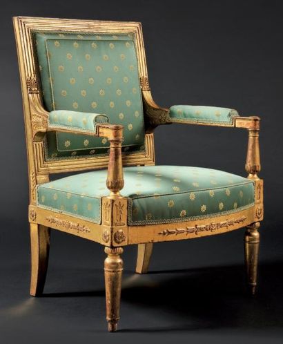 null Fauteuil à dossier carré en bois doré mouluré et sculpté de palmettes, rosaces...