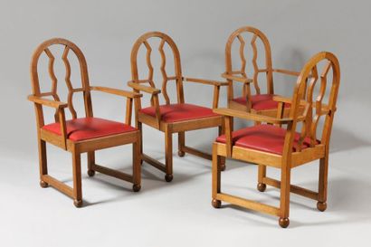 FERNAND NATHAN (attribué à) Suite de quatre fauteuils en chêne. Les quatre pieds,...