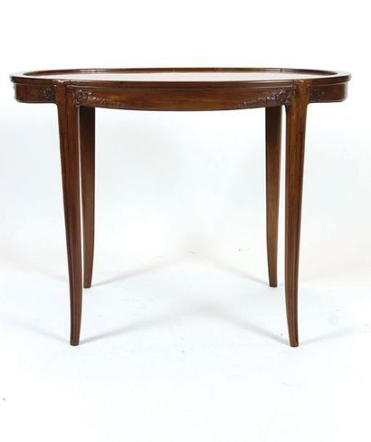 Léon JALLOT (1874-1967) Table de salon ovale, en acajou mouluré et nervuré, à quatre...