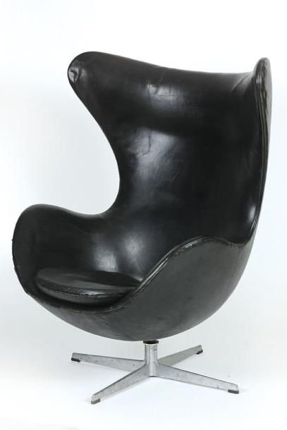 Arne JACOBSEN (1902-1971) Egg chair, modèle créé en 1957. Fauteuil pivotant de repos....