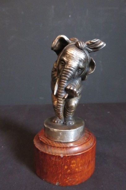 null  « Eléphant, le mal aux dents », bronze argenté, non signé, France 1920-1925,...