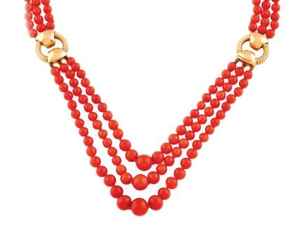 Demi Parure de perles de corail composée d'un collier et d'un bracelet, ponctuée...