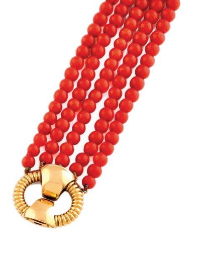 Demi Parure de perles de corail composée d'un collier et d'un bracelet, ponctuée...