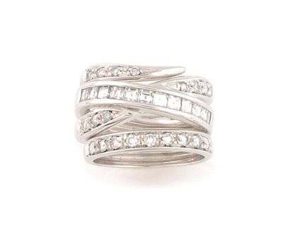 null Bague en or gris, composée d'anneaux entrelacés sertis de diamants de taille...