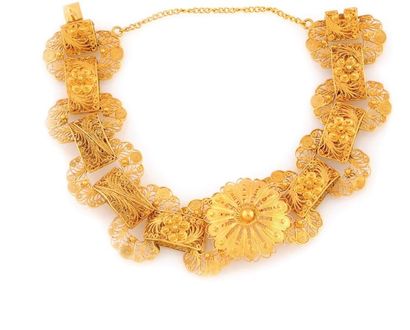 null Bracelet en or jaune 9 carats aux motifs floraux et feuillagés finement ajourés...