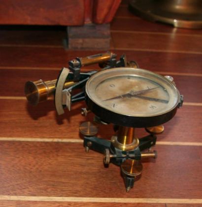 Un sextant boussole ancien (Noir et lait...