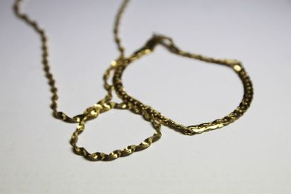 null LOT D'OR composé d'un collier torsadé en or jaune et d'un bracelet en or jaune.

Poids...