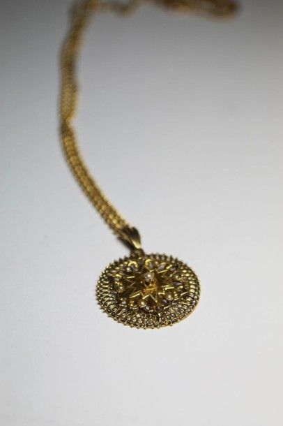 null MEDAILLE et sa chaine en or jaune ornée de perles.

Poids brut ; 10,9 g