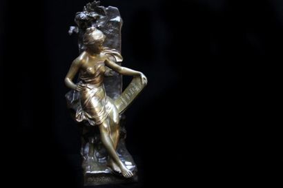 null Bronze représentant une femme assise "Le cúur se souvient"