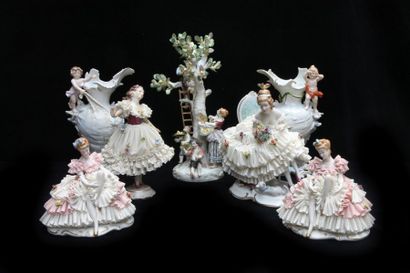 null Ensemble de 4 groupes de femmes en porcelaine à la robe dentelée, un groupe...