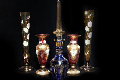 null Lot comprenant : une carafe bleu et or et deux paires de vases