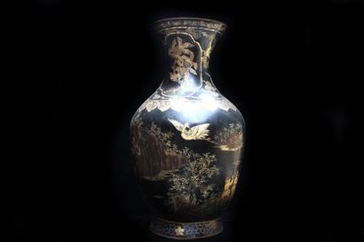 null Grand vase en bois laqué chinois à décor de personnages et de paysages