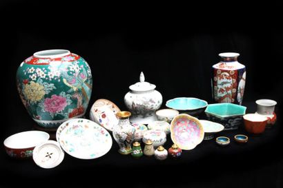 null Lot de porcelaine de Chine comprenant : deux paires de salières, un cache-pot,...