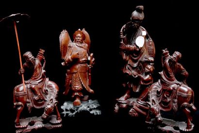 null JAPON Quatre personnages en bois sculpté