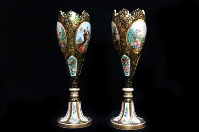 null Paire de vases en verre à décor de personnages dans des médaillons et de fleurs,...