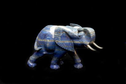 null Un éléphant en pierre dure bleue