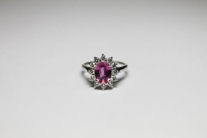 null BAGUE marguerite en or gris ornée d'un saphir rose de taille ovale de 1,7 cts...