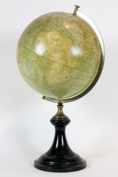 null GLOBE TERRESTRE de la Maison Delamarche, E. Bertaux Editeur, Paris. Socle en...