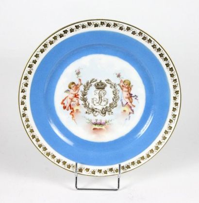 SÈVRES Assiette en porcelaine bleu et or au double L couronné XIXème siècle Provenance:...