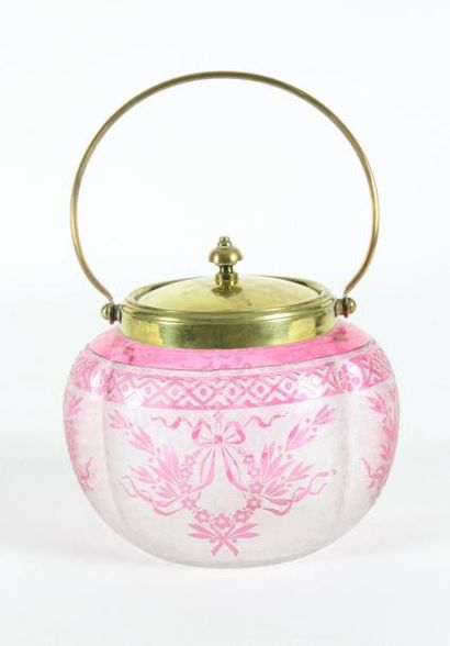 null POT A BISCUITS en verre rose gravé, couvercle et monture en laiton Fin XIXème...