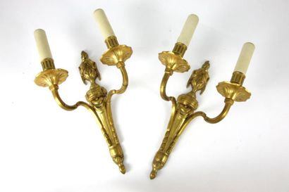null PAIRE D'APPLIQUES à deux bras de lumière en bronze doré. Style Louis XVI, fin...