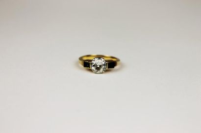null BAGUE en or jaune, années 1950, retenant en son centre un diamant de taille...