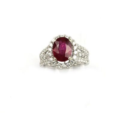 null Bague triple anneaux en or gris ornée d'un rubis de taille ovale de 3,2 cts...