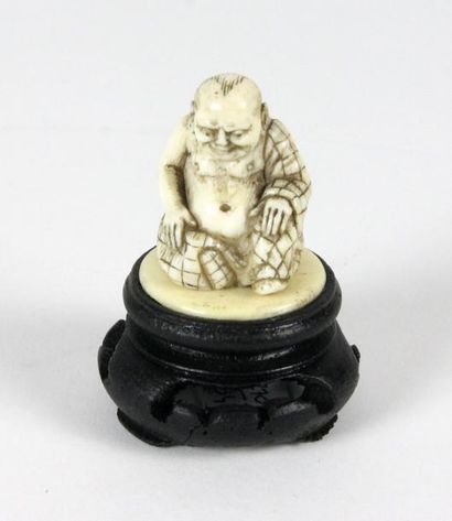CHINE Netsuke en ivoire représentant un jeune bouddha. Haut: 4 cm