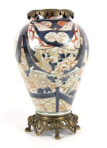 JAPON, Imari - XIXe siècle Potiche en porcelaine décorée en bleu sous couverte, rouge...