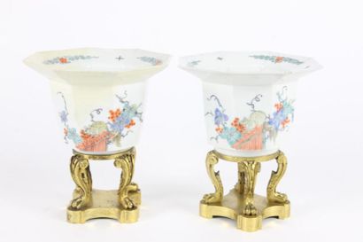 JAPON, Kakiemon - XIXe siècle Paire de coupelles de forme octogonales en porcelaine...