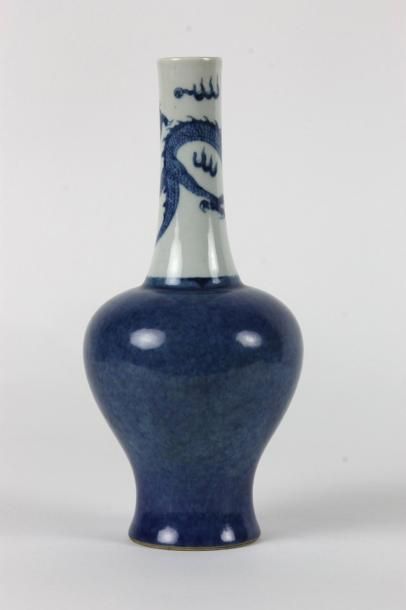 CHINE - XIXe siècle Vase de forme balustre à col étroit en porcelaine, émaillée bleu...
