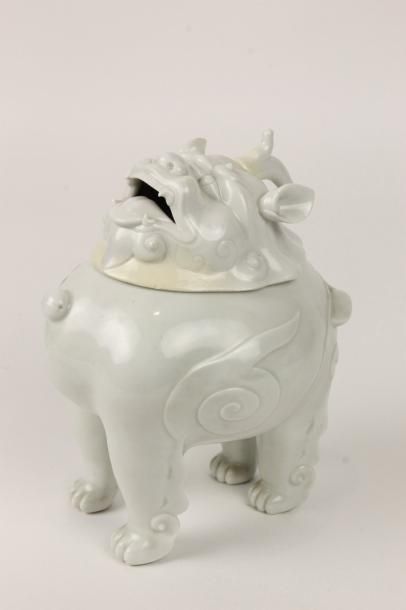 CHINE - XIXe siècle Brûle-parfum en forme de qilin debout en porcelaine émaillée...