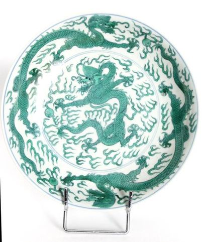 CHINE - XIXe siècle Coupe en porcelaine décorée en bleu sous couverte et émaux verts...