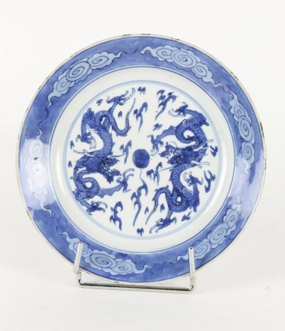 CHINE - EPOQUE KANGXI (1662 - 1722) Assiette en porcelaine décorée en bleu sous couverte...