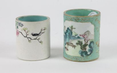 CHINE - XIXe siècle Deux petits porte-pinceaux en porcelaine, l'un émaillé blanc...