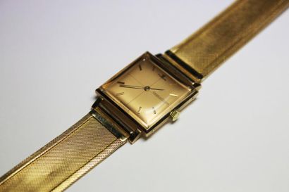 JAEGER LECOULTRE MONTRE en or jaune, boitier carré, cadran or avec index bâtons....