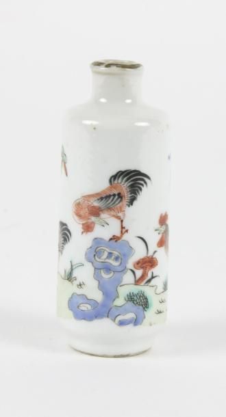 CHINE - XIXe siècle Tabatière de forme cylindrique en porcelaine décorée en émaux...