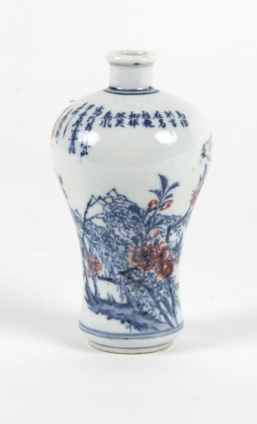 CHINE - XIXe siècle Petit modèle de vase meiping en porcelaine bleu et rouge sous...