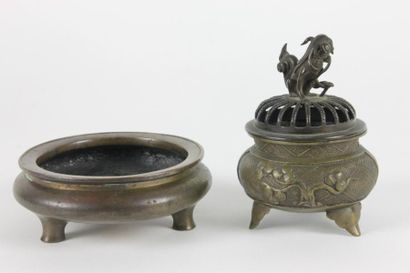 CHINE - XIXe siècle Brûle-parfum tripode en bronze à patine brune. Au revers, la...