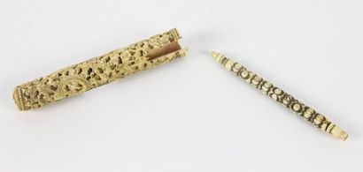 CHINE - XIXe siècle Manche d'ombrelle en ivoire à décor ajouré de dragon parmi les...