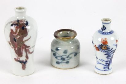 CHINE - XIXe siècle Trois tabatières en porcelaine, l'une en forme de cong, l'une...