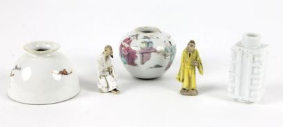 CHINE - XIXe siècle Trois petits rince-pinceaux en porcelaine à décor de Liu Hai...