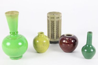 CHINE - Début XXe siècle Quatre petits modèles de vases en porcelaine émaillée rouge,...