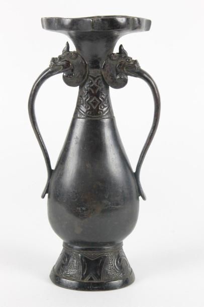 CHINE - XVIIe siècle Vase de forme balustre à col polylobé et deux anses en forme...