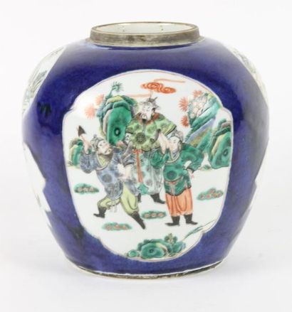 CHINE - Fin XIXe siècle Pot à gingembre en porcelaine émaillée bleu poudrée décorée...