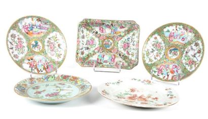 CHINE, Canton - XIXe siècle Trois assiettes et une coupe rectangulaire en porcelaine...