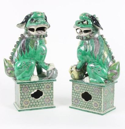 CHINE - XIXe siècle Couple de chimères en porcelaine émaillée vert, jaune et manganèse,...