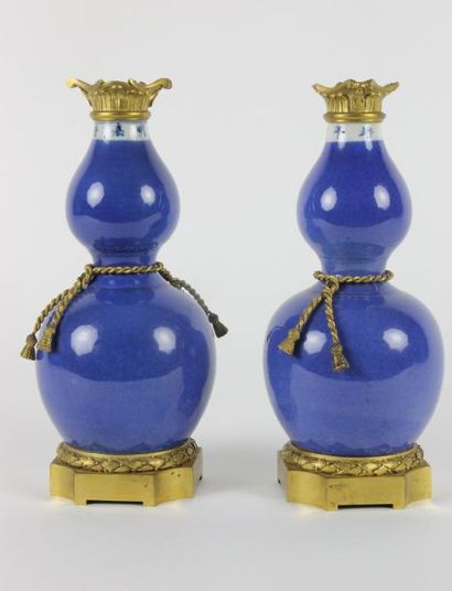 CHINE - XIXe siècle Paire de vases de forme double gourde émaillée bleu sous couverte,...