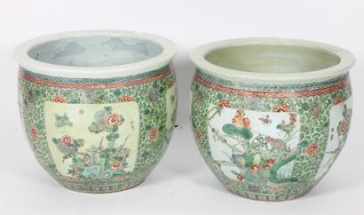 CHINE Paire de jardinières en porcelaine de Canton XIXème siècle Haut: 40 cm Diam:...