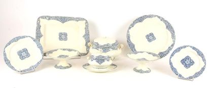 GIEN Service en faience bleu et blanc à décor floral comprenant: 2 présentoirs 5...